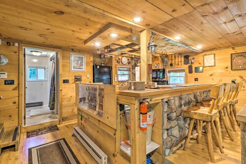 Secluded & Quiet Pocono Mtn Cabin w/ Hot Tub!
