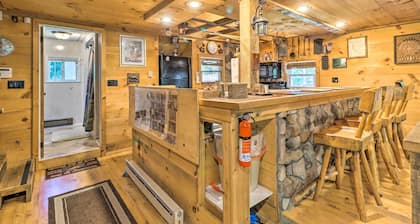 Secluded & Quiet Pocono Mtn Cabin w/ Hot Tub!