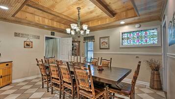 House (6 Bedrooms) | Interior