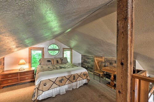 Tenn River Cabin w/ Hot Tub - 10 Mi to Chattanooga