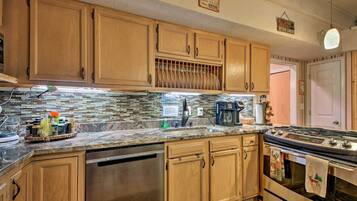 House (6 Bedrooms) | Interior