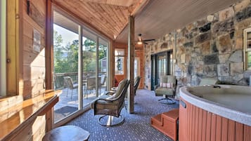 House (6 Bedrooms) | Interior