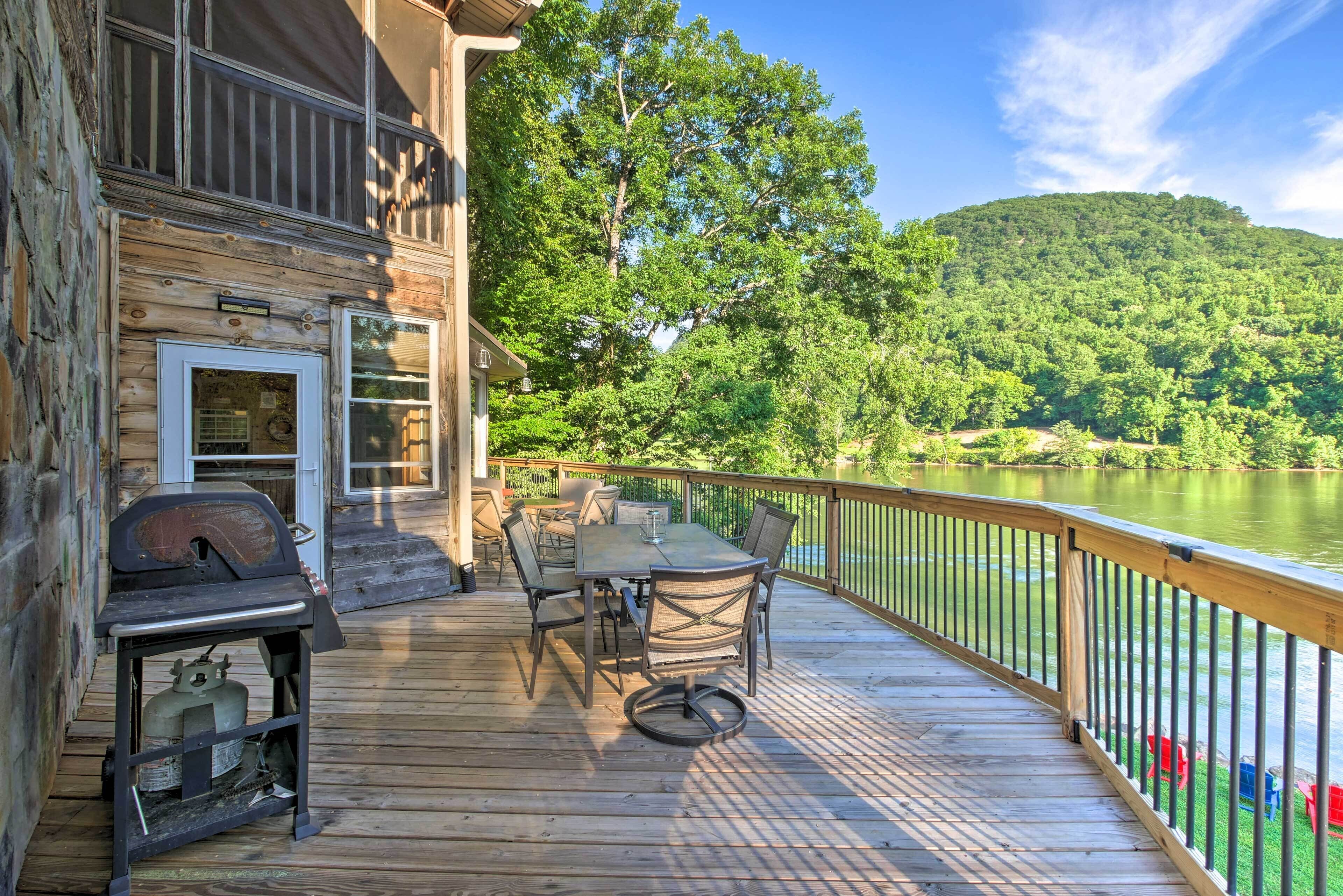 Tenn River Cabin W/hot Tub - 10 Mi to Chattanooga!