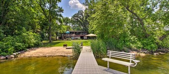Year-round Waterfront Getaway: Lake Access + Dock!