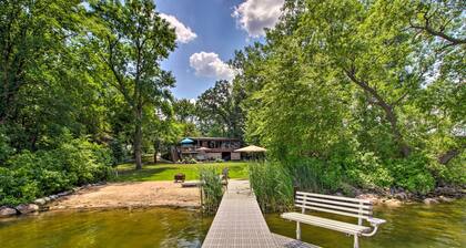 Year-round Waterfront Getaway: Lake Access + Dock!