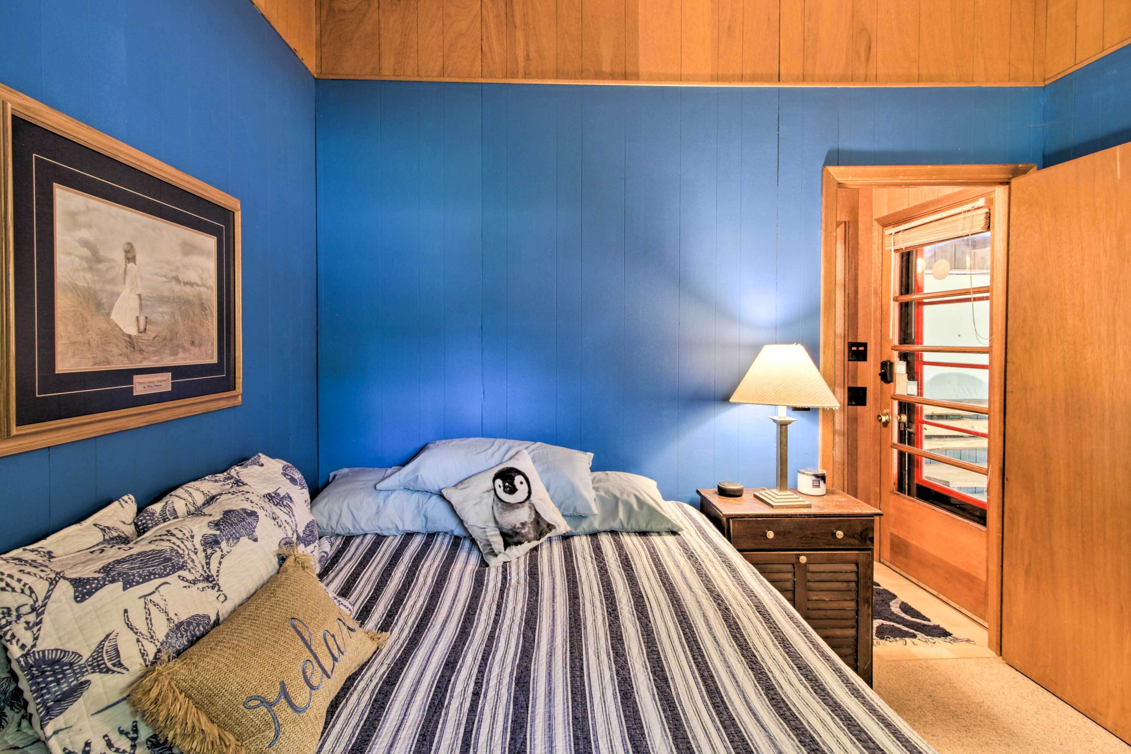 Year-round Waterfront Getaway: Lake Access + Dock!