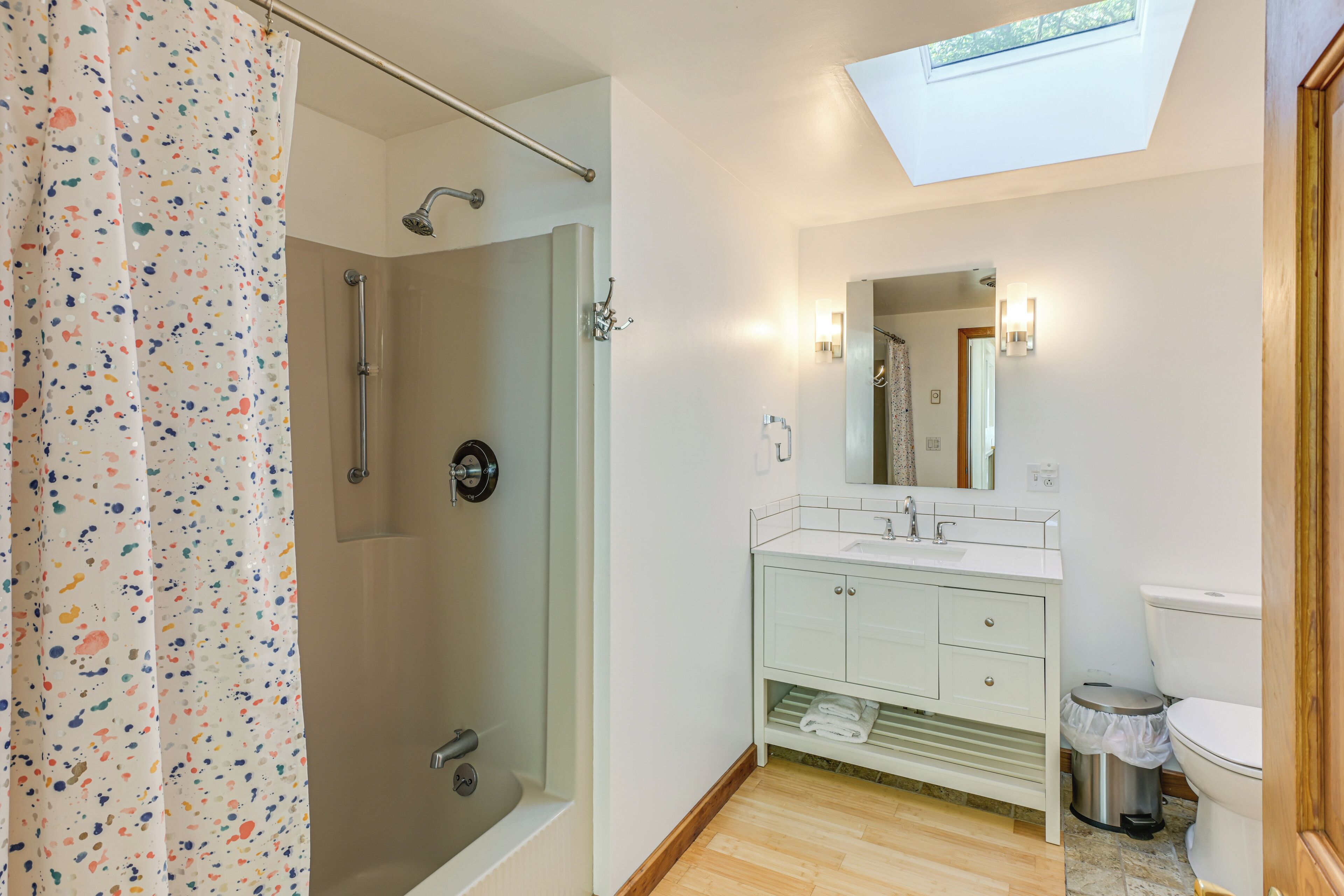 Ein modernes Badezimmer mit Dusche, Toilette und Waschtisch.