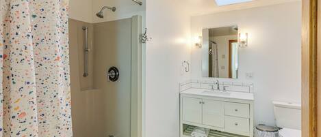 Ein modernes Badezimmer mit Dusche, Toilette und Waschtisch.