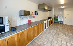 Frigorífic, placa de cuina i cafetera i tetera