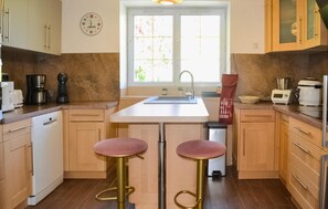 Réfrigérateur, four, lave-vaisselle, cafetière/bouilloire