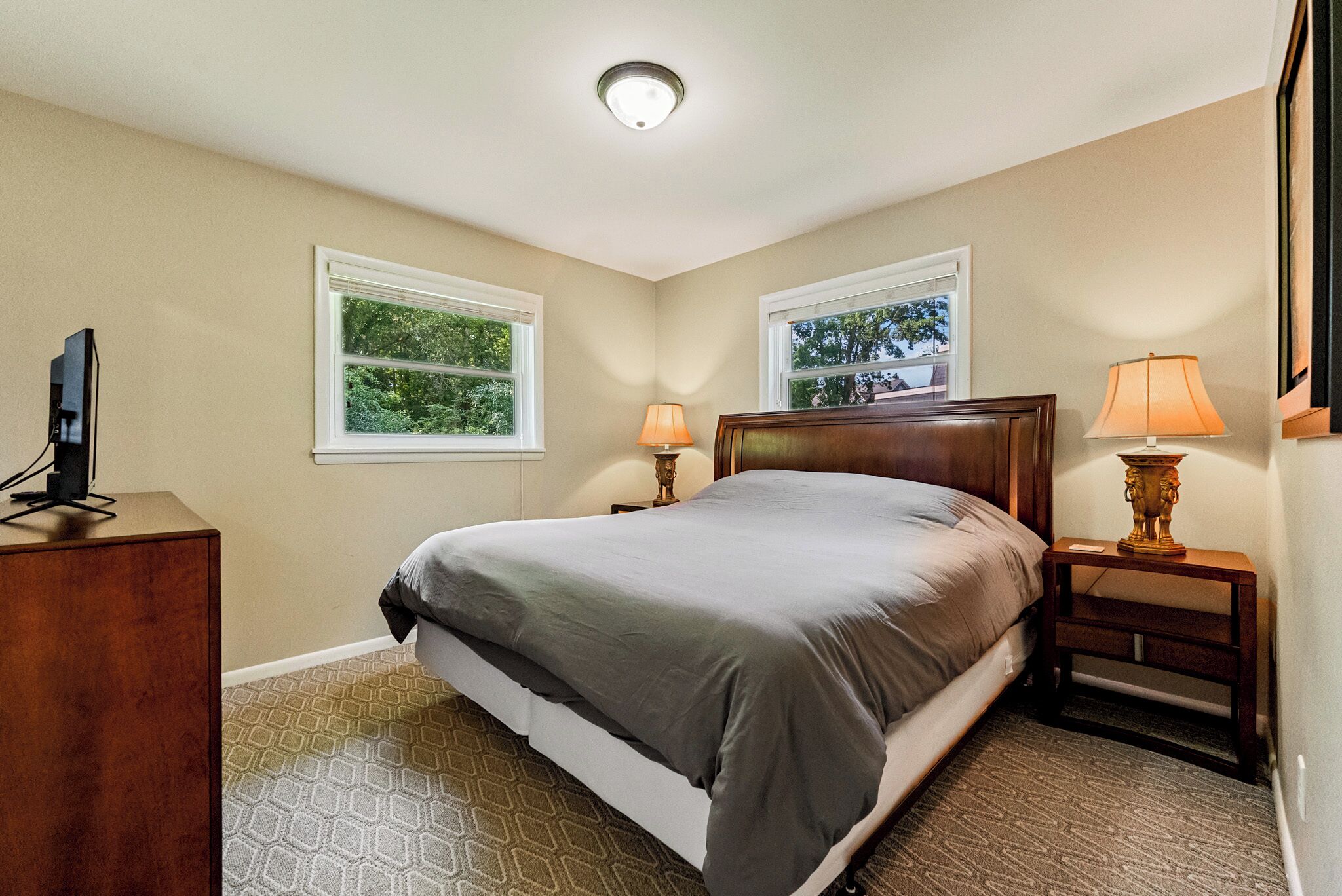 2 chambres, bureau, fer et planche à repasser, lit parapluie