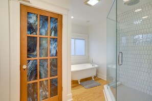 Hair dryer, towels - Indiana Vacation Rental - Walk to Syracuse Lake! (Syracuse)