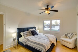 4 bedrooms, travel cot, WiFi, bed sheets - Indiana Vacation Rental - Walk to Syracuse Lake! (Syracuse)