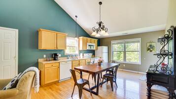 Coffee/tea maker, fridge, microwave, stovetop