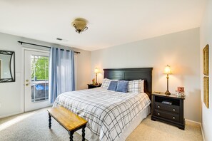 2 bedrooms, desk, travel cot, Internet