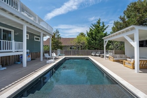 Una piscina al aire libre, una piscina climatizada