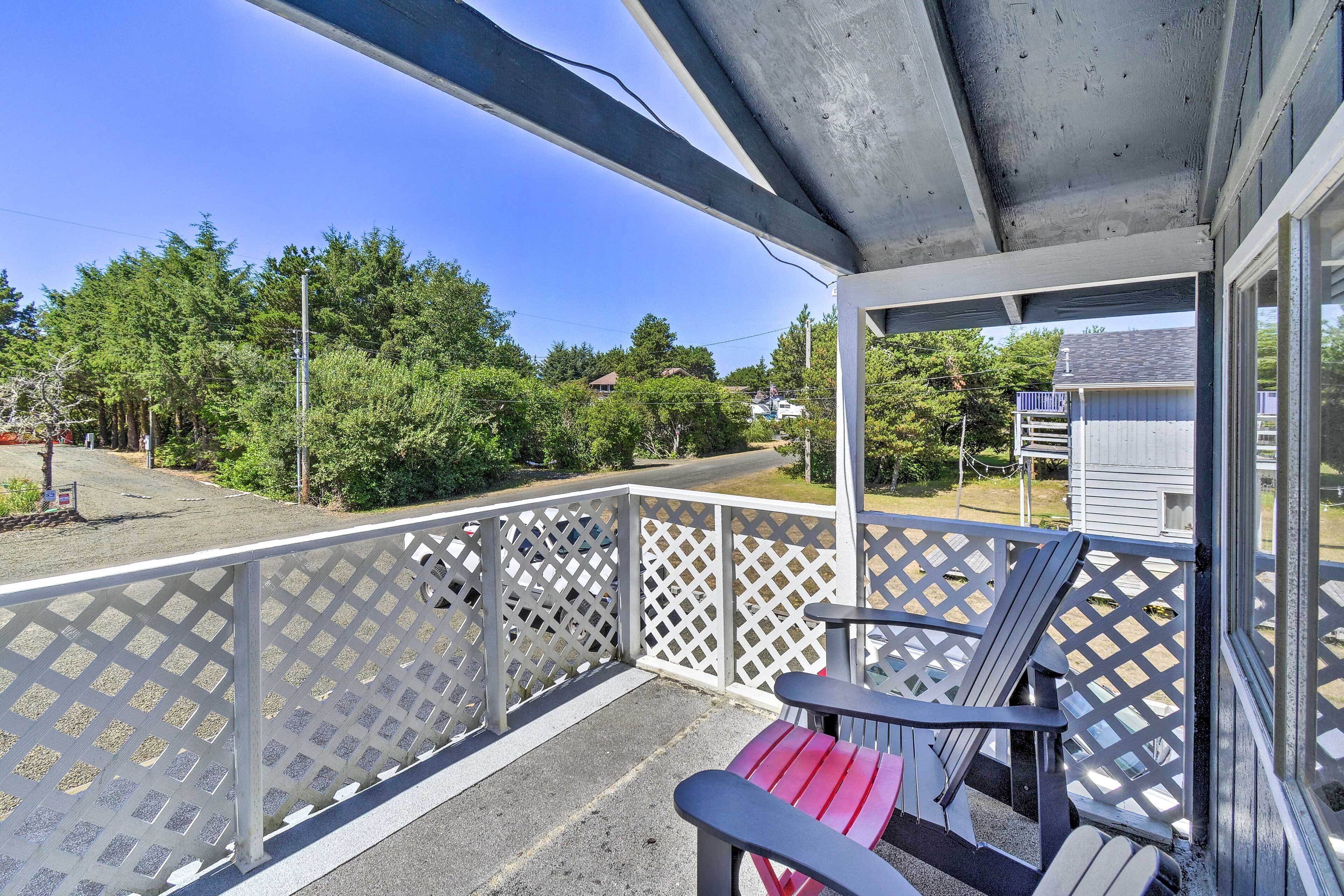 Coastal PNW Gem w/ Hot Tub - Walk to Beach!