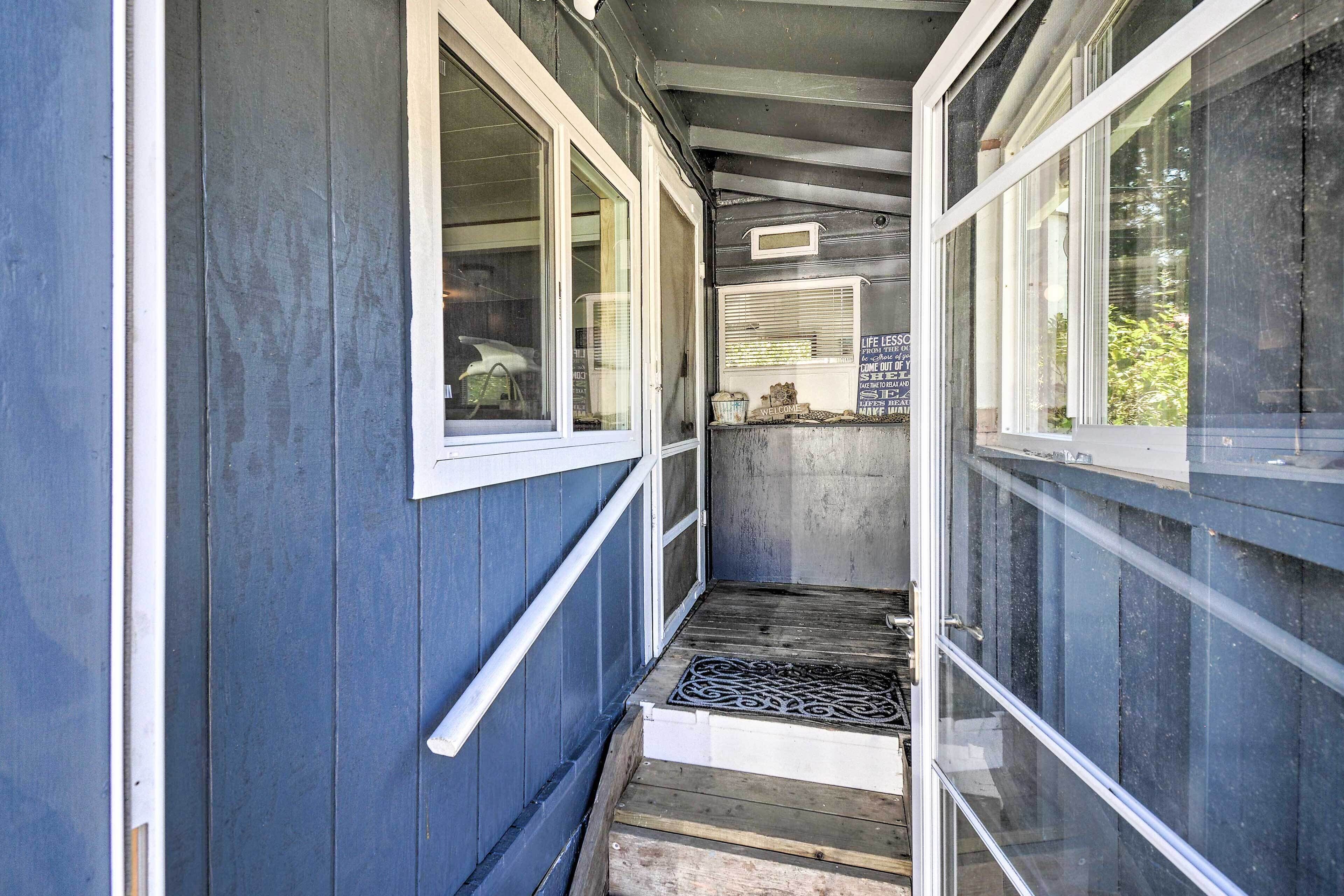 Coastal PNW Gem w/ Hot Tub - Walk to Beach!