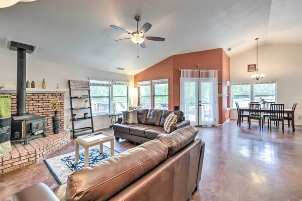 House (3 Bedrooms) | Interior - Charming Home < 10 Mi to Sequoia Nat'l Park! (Three Rivers)