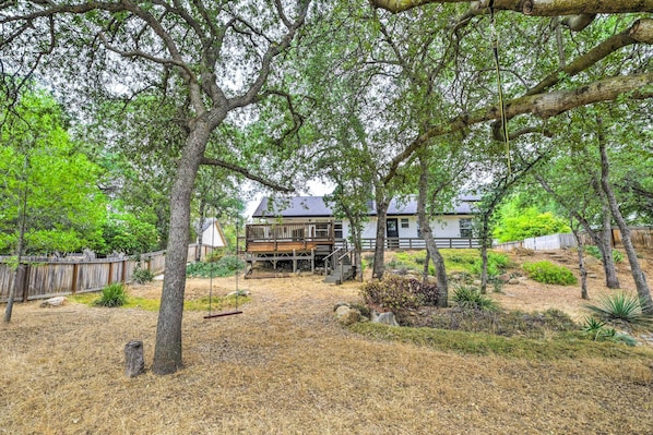 A house with a deck and a covered patio area, surrounded by trees and a dry grassy yard. - Charming Home < 10 Mi to Sequoia Nat'l Park! (Three Rivers)
