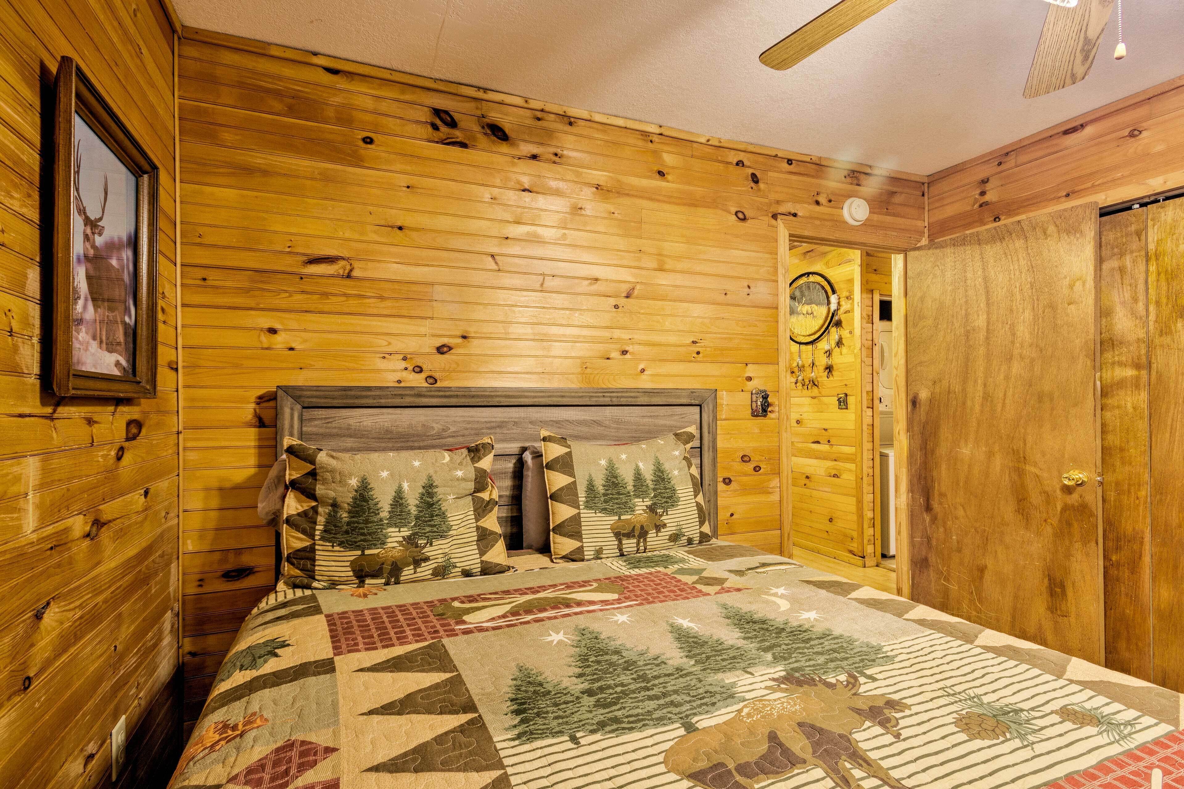 Bryson City Cabin in Smoky Mountains w/ Hot Tub!