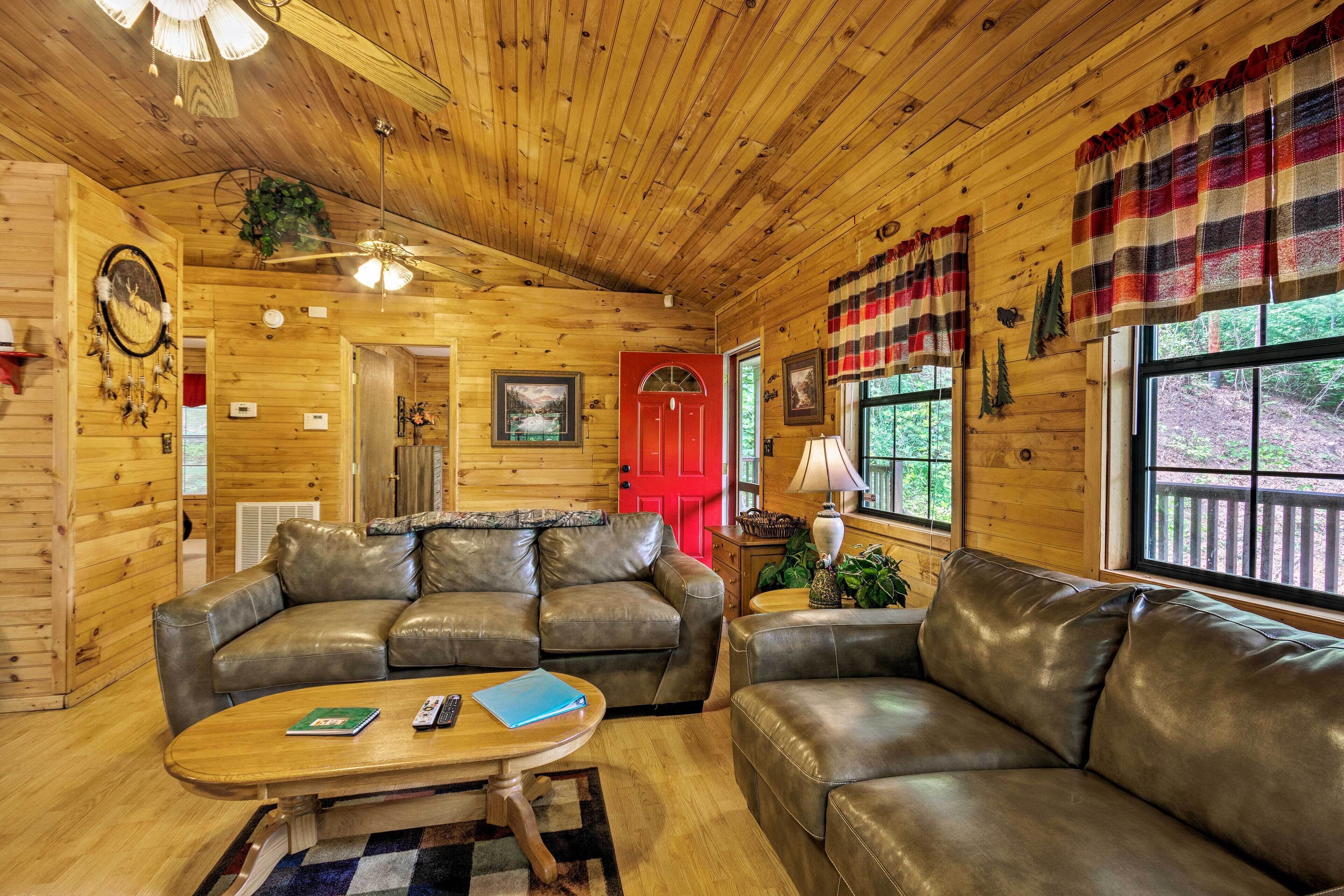 Bryson City Cabin in Smoky Mountains w/ Hot Tub!
