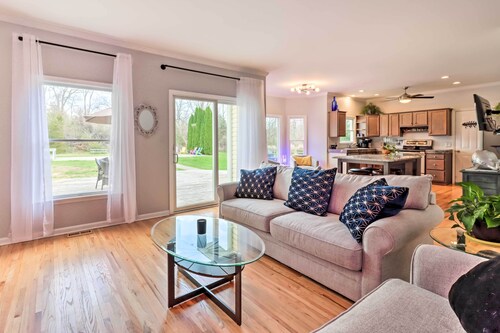 Calm Columbia Haven: Outdoor Pool, Hot Tub!