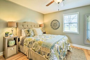 House (2 Bedrooms) | Interior - Charming Home w/ Porch: Walk to Greers Ferry Lake! (Higden)