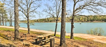 บ้านมีเสน่ห์พร้อมระเบียง: เดินไปที่ทะเลสาป Greers Ferry!