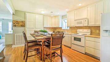 House (2 Bedrooms) | Interior