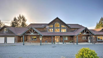 House (3 Bedrooms) | Exterior