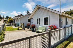 House (3 Bedrooms) | Interior - North Bend Home w/ Cornhole Court & Putting Green (North Bend)