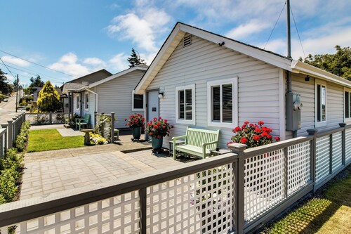 North Bend Home w/ Cornhole Court & Putting Green