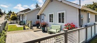 North Bend Home w/ Cornhole Court & Putting Green