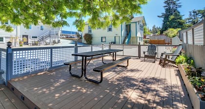 North Bend Home w/ Cornhole Court & Putting Green