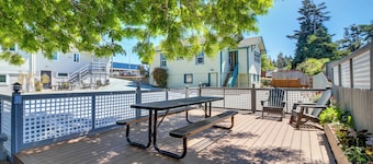 North Bend Home w/ Cornhole Court & Putting Green