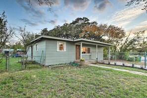 House (2 Bedrooms) | Interior - Cozy Graham Retreat ~ 3 Mi to Lake Eddleman! (Graham)