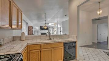 House (3 Bedrooms) | Interior