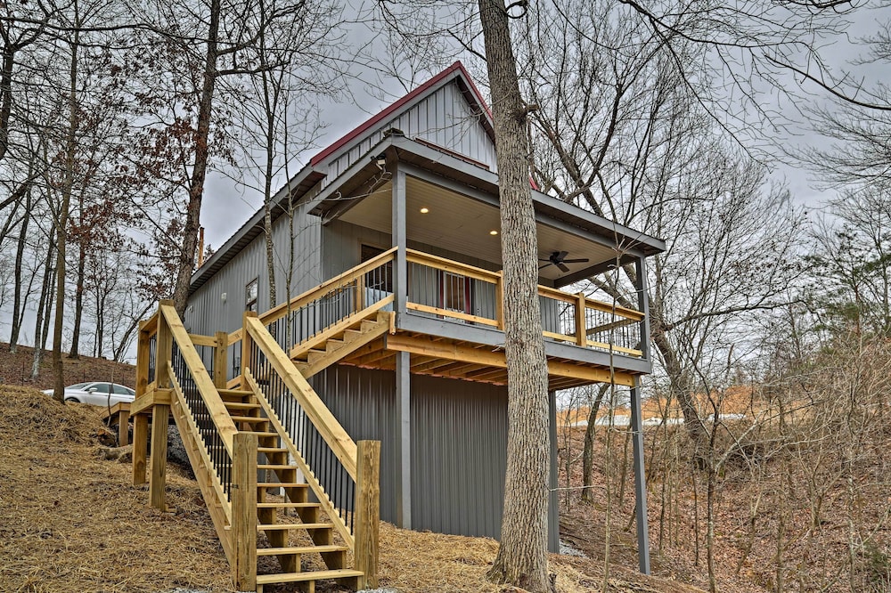 Cozy East Bernstadt Cabin w/ Porch, Fire Pit, Pond