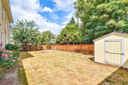 Walk to Crown Zellerbach Trl: PNW 'celestial Inn'