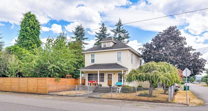 Walk to Crown Zellerbach Trl: PNW 'celestial Inn'