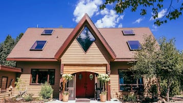 House (Multiple Bedrooms) | Front of property