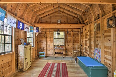 Cozy Easton Getaway w/ Hot Tub, Gas Grill!