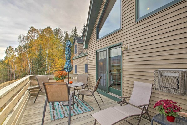 Outdoor dining - Cozy Easton Getaway w/ Hot Tub, Gas Grill! (Franconia)