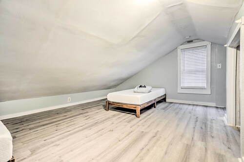 Charming Warwick Vacation Rental: Walk to Bay