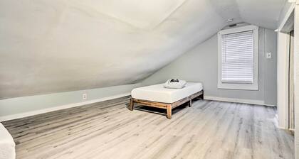 Charming Warwick Vacation Rental: Walk to Bay