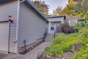 House (3 Bedrooms) | Interior - Beautiful Pet-friendly Washougal Home w/ Fire Pit! (Washougal)