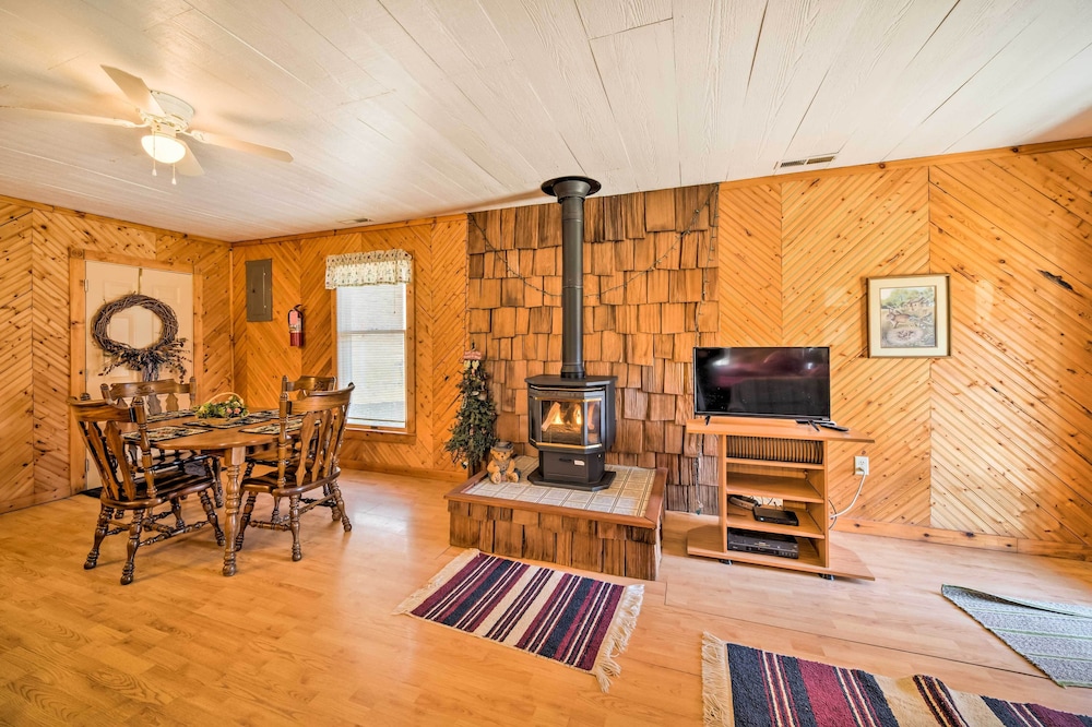 Cozy Idaho Retreat w/ Pond, Grill & Fire Pit!