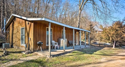 'the Burgundy Cabin' Iowa Retreat: Pond & Fire Pit
