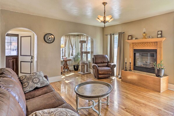 TV, fireplace, books - Dog-friendly SD Retreat ~ 4 Mi to Deadwood! (Lead)